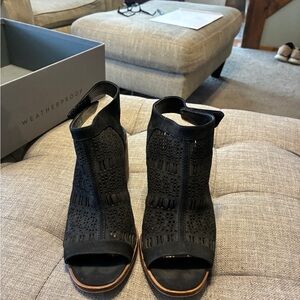 Vince Camuto Black Open-Toe Knit Clog Sandals